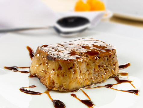 Flan  de coco y pasas, gourmet. Coconut flan and raisins, gourmet.