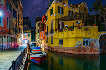 Fototapeta na wymiar Night streets of Venice