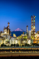 夕暮れから夜富士山が見える静岡の工場夜景
