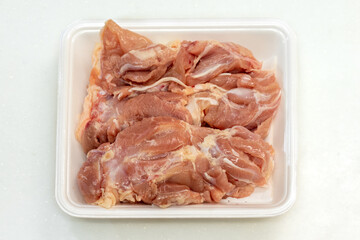 プラスチックトレイの上の鶏もも肉