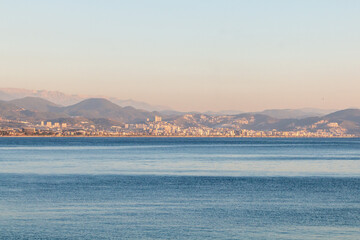 Obraz premium Panoramic view of Alanya and its surroundings with the Mediterranean Sea in the rays of the sunset