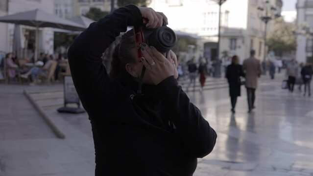 Chica sacando fotos
