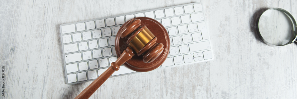 Aufkleber wooden judge on computer keyboard on the desk
