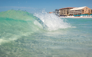 Fototapeta premium Scenic view of fresh ocean waves on the beach in Destin, Florida