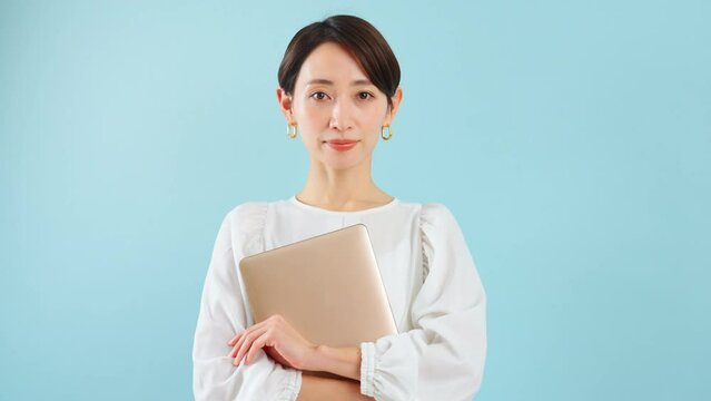 ノートパソコンを持った若い女性　ビジネスイメージ