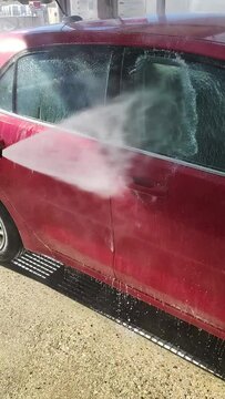 voiture dans station de lavage au jet