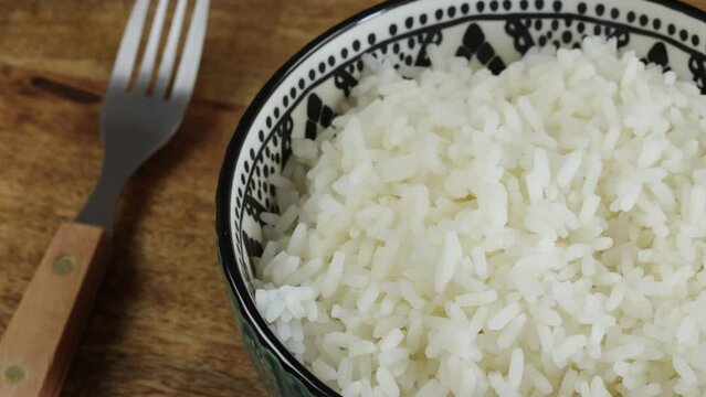 plat de riz et plat de ratatouille en gros plan