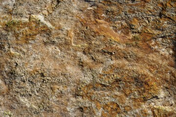 Raue goldbraune Felswand mit Muster als Hintergrund