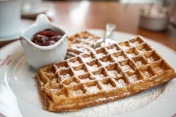 Waffeln mit heißen Kirschen