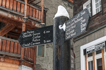 Lokaler Wegweiser in Zermatt, Wallis, Schweiz