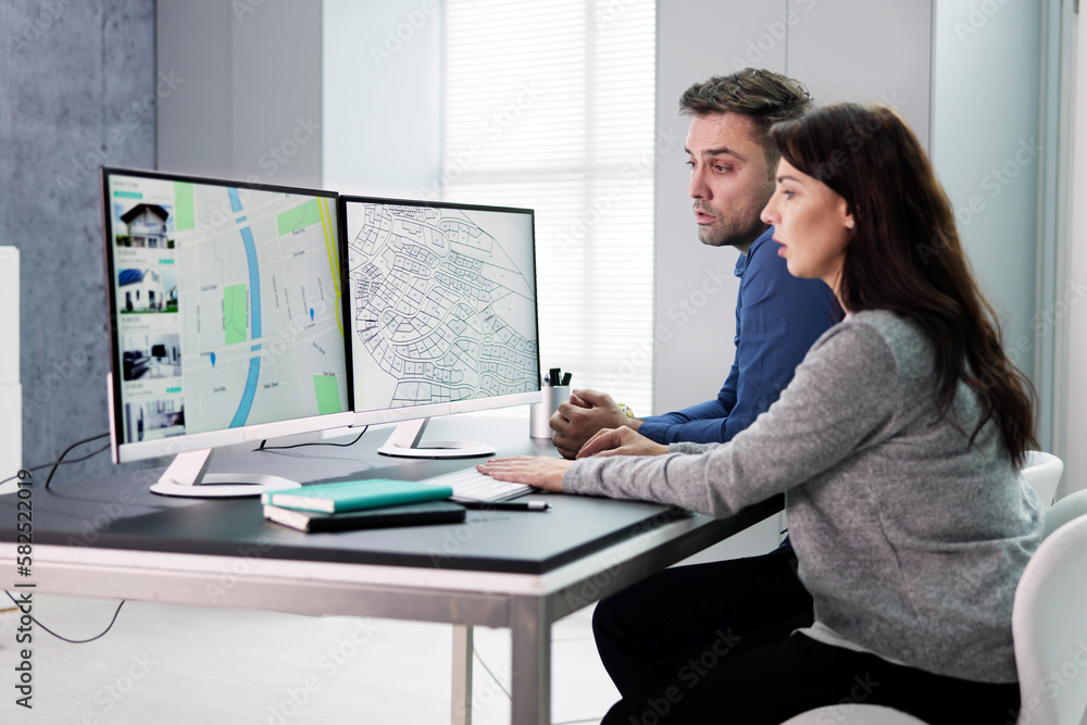 Aufkleber developer looking at land plot map