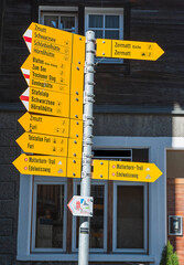 Naklejka premium Wanderwegwegweiser in Zermatt, Wallis, Schweiz