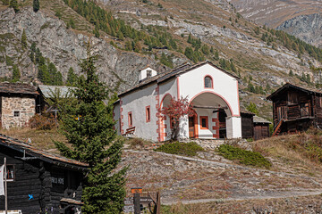 Fototapeta na wymiar Kapelle oberhalb von Zermatt, Wallis, Schweiz