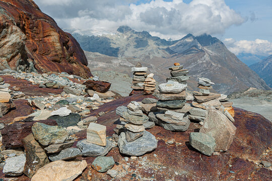 Steinmarkierungen am Fusse des Matterhorns, Zermatt, Wallis, Schweiz