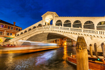 Obraz na płótnie Canvas Rialto Bridge in Venice, Italy