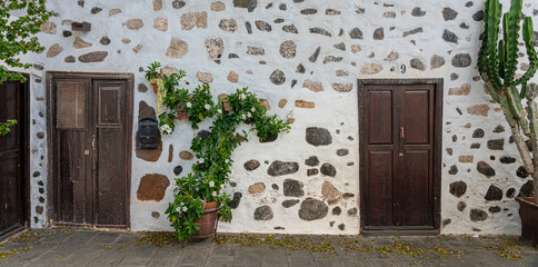 Fassadendetail, Türen und Fenster  an den Wohnhäusern in Teguise, Lanzarote, Kanarische Inseln, Spanien