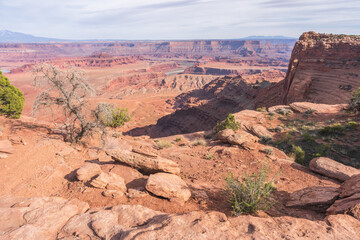 hiking the dead horse trail in dead horse point state park in utah, usa