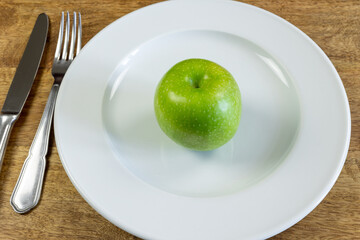 gros plan sur une pomme verte dans une assiette