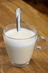 café au lait, en gros plan, sur une table