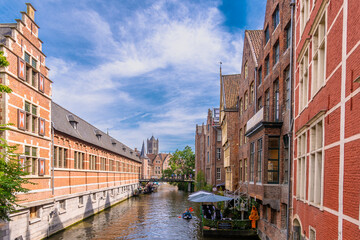 Fototapeta na wymiar Gent, die schöne Stadt in Belgien, mit ihren vielen Kanälen