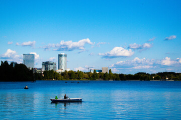 Naklejka premium lake in the city with horse in the sky