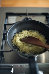 みじん切りにした玉ねぎを炒めているところ