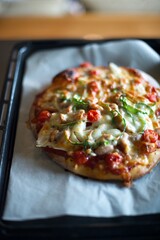 手作りのピザが焼けてオーブンから取り出したところ