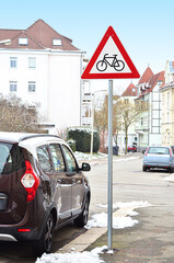 Obraz premium Beware of cyclists warning sign on city street