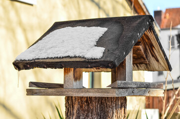 Obraz premium View of wooden bird house covered with snow on winter day, closeup