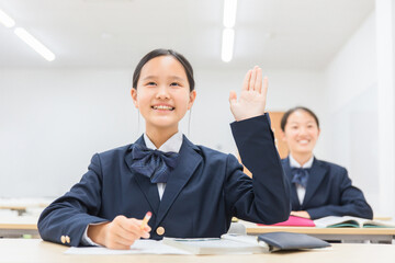 塾・学校の教室で勉強する制服姿の中学生・高校生・小学生の生徒（受験）
