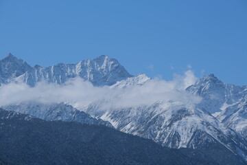Fototapeta na wymiar snowmountain in Sichuan