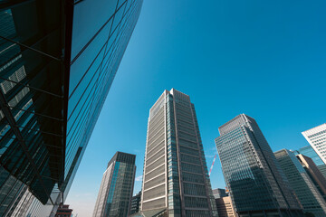 丸の内の高層ビル © yu_photo