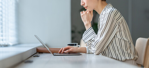 ビジネス・女性・ボディパーツ・ノートパソコン