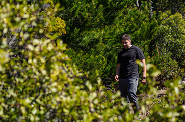 hombre caminando entre plantas