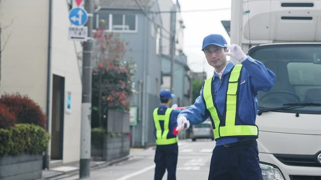 交通誘導する警備員