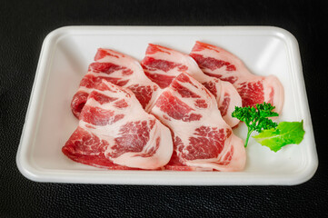 パックに入った豚肩ロース肉