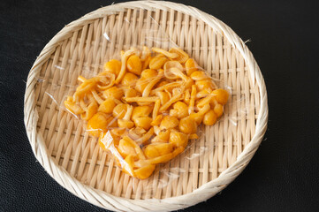 笊の上の袋入りなめこ