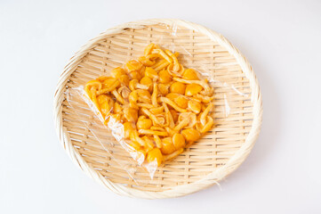 笊の上の袋入りなめこ