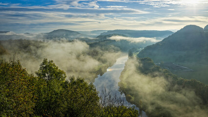 La campagne comtoise au fil de la rivière Doubs par une matinée brumeuse et ensoleillée © PPJ