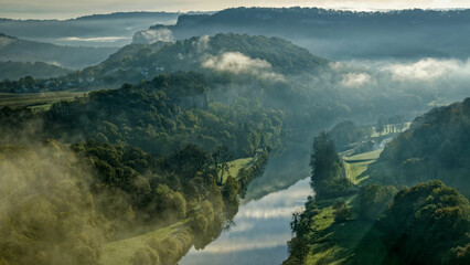 La campagne comtoise au fil de la rivière Doubs par une matinée brumeuse et ensoleillée © PPJ