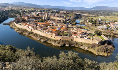 Obraz premium Landscape with a view of the walled town of Buitrago del Lozoya and the river from the mountains