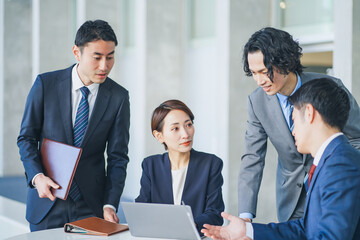 ミーティングでアイデアを出し合うビジネスマンの男女