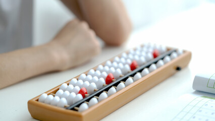 the child is engaged in mental arithmetic on the abacus, the concept of modern education