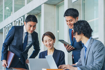 ミーティングでアイデアを出し合うビジネスマンの男女