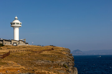 Fototapeta na wymiar white lighthouse and blue sky