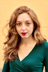 Naklejka premium Caucasian woman with red lips looking at camera