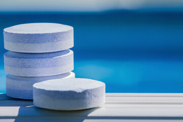 cleaning and maintenance of swimming pools with chlorine tablets