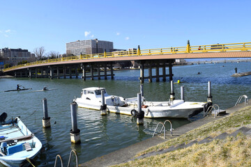 瀬田唐橋と瀬田川と琵琶湖の風景、びわ湖と瀬田の唐橋、滋賀県大津市の町並み