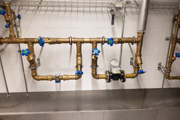 Uninsulated taps from the cold water side with copper pipes.