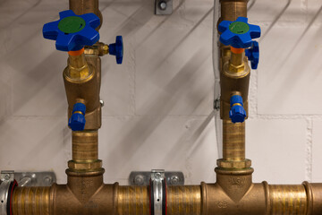 Uninsulated taps from the cold water side with copper pipes.